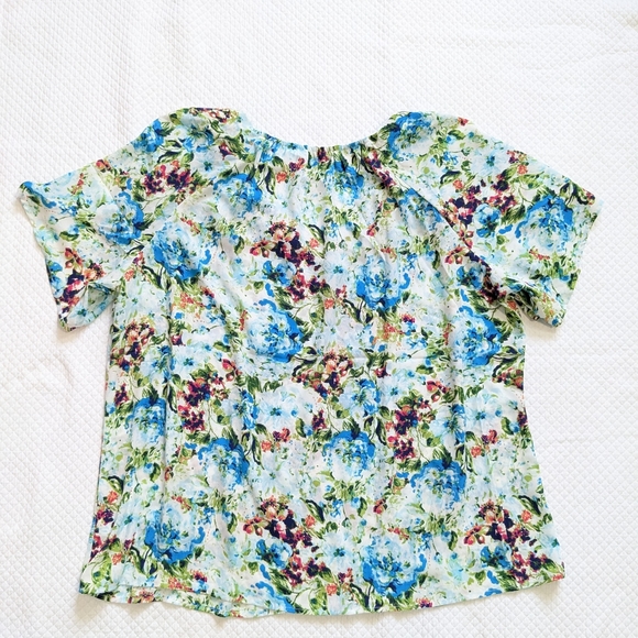COUNTERPARTS NWT Floral Flutter Sleeve Blouse with V-neck - Picture 11 of 16